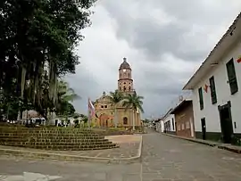 Die Kirche San Joaquín am Parque Principal in Curití