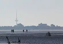 Blick vom Watt bei Duhnen zum Friedrich-Clemens-Gerke-Turm