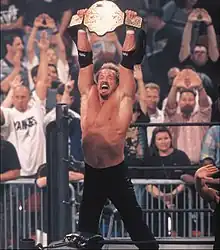 Der dreifache Titelträger Diamond Dallas Page mit dem Big Gold Belt Titeldesign.