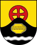 Das rote Radkreuz im Wappen symbolisiert den Fund am Langen Berg