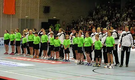 Die deutsche Frauen-Handballnationalmannschaft vor einem Länderspiel am 1. Dezember 2006 in Darmstadt mit Einlaufkindern