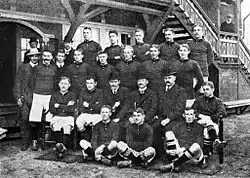 Das Silberteam von 1908 (v. l. n. r.): obere Reihe: zwei Funktionäre (mit Hut), H. Hansen, Bohr, S. Nielsen, M. Andersen, O. Nielsen; Mitte: Funktionär, Gandil, Trainer Williams, von Buchwald, B. Rasmussen, K. Middelboe, N. Middelboe, Drescher; sitzend: Lindgren, K. Hansen, drei DBU-Funktionäre, Wolfhagen; auf dem Boden: Bjarnholt, Beck, E. Middelboe