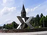 Plastik von Harald Thoma am Verkehrskreisel in der Nähe der Pfarrkirche