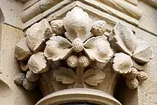 Florale Kapitellverzierung an der Ringkirche in Wiesbaden