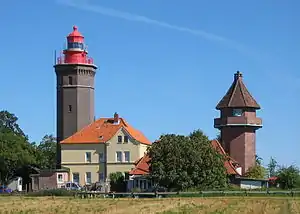 Leuchtturm Dahmeshöved, rechts der Marinebeobachtungsturm von 1939