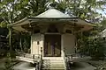 Shinkyō-den (心経殿), 1925 erbaut, beherbergt von Tennōs handgefertigte Kopien (写経, shakyō) des Herz-Sutras und eine Statue von Yakushi Nyorai