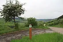 Markierung am Höhenwanderweg „Erlebnisgebiet Kalkmagerrasen“ nahe Jakobsberg