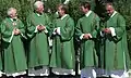 Diakone in grünen Dalmatiken auf der Eucharistiefeier zum Besuch von Papst Benedikt in München 2006