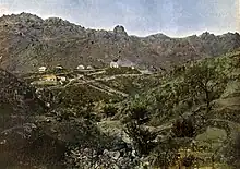 Die Landschaft ist hügelig und zeigt ein üppig bewachsenes Areal mit Blick ins Tal.