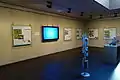 Teil der Dauerausstellung mit Touchscreen-Infodisplay