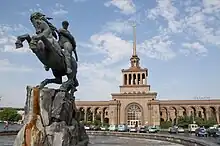 Statue des David von Sasun vor dem Bahnhof (2009)