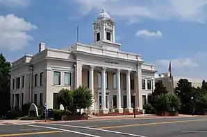 Das Davie County Courthouse ist einer von 20 Einträgen des Countys im National Register of Historic Places.