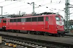 140 097 in teilweise verwitterter, orient­roter Farbgebung in Heilbronn Hbf (Oktober 2004)