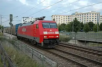 Ein Güterzug durchfährt den Haltepunkt Weilimdorf