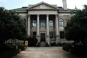 Old DeKalb County Courthouse. Das ehemalige Courthouse des County entstand im Jahr 1918 und weist Stilelemente von Neoklassizismus und der Beaux-Arts-Architektur auf. Ab 1967 wurde es in seiner Funktion durch ein neues Courthouse ersetzt. Im August 1971 wurde das Old DeKalb County Courthouse als erstes Objekt im County in das NRHP eingetragen.