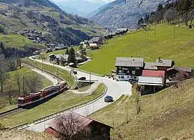 Blick Richtung Westen auf Ober- und Unterdeisch (Häusergruppen am Hang rechts) mit Hauptstrasse und Eisenbahn