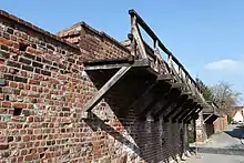 Offener Wehrgang aus Holz auf der Stadtmauer von Delitzsch