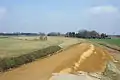 Moderner Deichbau an einem Hochwasser-Rückhaltebecken