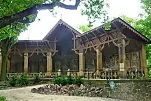 Denkmalhalle, u. a. mit den Theler-Grabsteinen, an der Lutherkirche in Freital-Döhlen