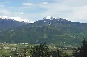 Blick nach Nendaz mit dem Berg Dent de Nendaz im Hintergrund (Ortskern unterhalb der Schneefragmente in der Bildmitte)