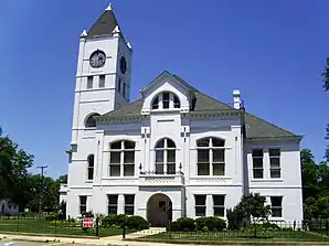 Desha County Courthouse in Arkansas City (2014). Das 1900 fertiggestellte, neuromanische Gerichtsgebäude (Courthouse) des County ist Juli 1976 im National Register of Historic Places eingetragen.