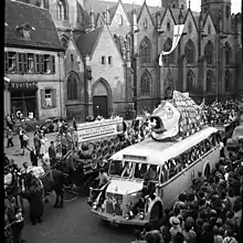 Festumzug „1.FCK Dt. Fußballmeister 1951“ mit Wappentier der Stadt Kaiserslautern