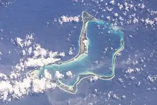 Zum Atoll Diego Garcia gehören die gleichnamige Hauptinsel und drei kleinere Inseln (im Satellitenbild oben rechts)