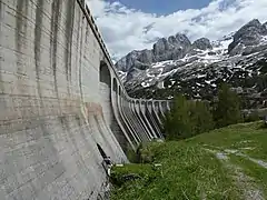 Pfeilerstaumauer mit Blick auf Sasso Undici (links) und Sasso Dodici (rechts) der Marmolata