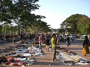 Straßenmarkt vor dem Stadion