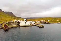 Blick auf die ehem. Heringsfabrik und den Resten der M/S Suðurland in Djúpavík, 2019