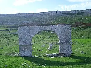 Djebel Gorra mit dem Bogen von Kouchbatia