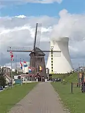 Kernkraftwerk Doel, Blick von Süden; im Vordergrund die alte Dorfmühle