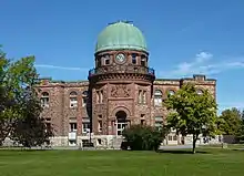 Das Gebäude des Dominion Observatory, grünspanfarben die Kuppel des Fernrohrs