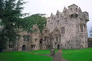 Donegal Castle: Donjon (rechts), vom O’Donnell-Clan erbaut