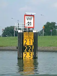 Brückenpegel im Vorfeld einer Brücke – lichte Durchfahrtshöhe 23 m