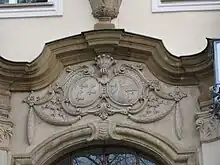 Allianzwappen derer von Moltke (links) und Burt über dem Portal von Schloss Kreisau