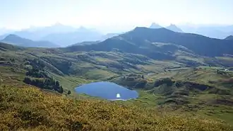 Blick von der Sünser Spitze auf das Sünser Joch von Nordnordwest auf Damülser Gemeindegebiet und den hinteren Bregenzerwald. Rechts das Portlahorn und Portlakopf, unterhalb der Sünser See.