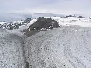 Blick von Osten auf den Double-Gletscher. Die Mittelmoräne trennt die beiden Teilgletscher Drift-River (links) und Big-River (rechts)