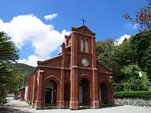 Außenansicht einer aus rotem Backstein gebauten Kirche