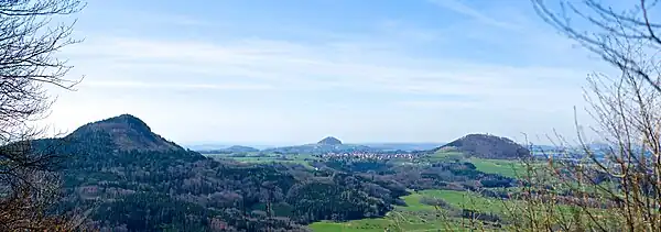 Albtrauf der Östlichen Schwäbischen Alb: Blick vom Hornberg auf die Drei Kaiserberge Stuifen (757 m), Hohenstaufen (684 m) und Rechberg (708 m Höhe).