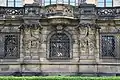 Drei der stark vergitterten Fenster des Grünen Gewölbes im Erdgeschoss des Residenzschlosses Dresden