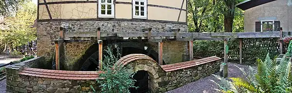 Gerinne und ober­schlächtiges Wasserrad der Zschonermühle