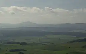 Der äußerste Osten des Gladenbacher Berglandes: Blick vom Rimberg auf den ebenfalls 498 m hohen Dünsberg (östliche Singularität des Krofdorf-Königsberger Forstes, nordwestlich von Gießen). Rechts das "Dreigestirn" aus Dreisberg (448 m), Koppe (454 m) und Hemmerich (475,5 m, nur zum Teil auf dem Bild), östlich dessen der Naturraum Zollbuche in flacheres Hügelland übergeht.