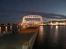 Blick auf den Hafen und die Stadt bei Nacht