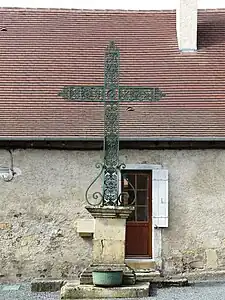 Schmiedeeisernes Kreuz im Ortskern