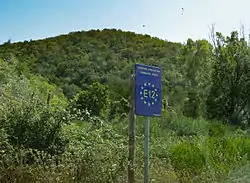 Wegzeichen des E12 nahe dem Fluss Mirna in Kroatien