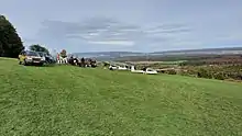 Der Windenstartplatz auf dem Flugplatz Ithwiesen; es stehen zwei Flugzeuge bereit zum Schlepp.