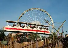 Die Monorail-Bahn im Europa-Park. Im Hintergrund das Riesenrad „Bellevue“ in der Wintersaison".