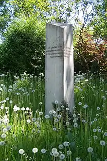 Gedenkstein am Eingang zum ehem. Flugzeugmotorenwerk