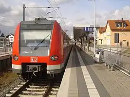 S-Bahn-Zug der Baureihe 423 im Bahnhof Rödermark-Ober Roden